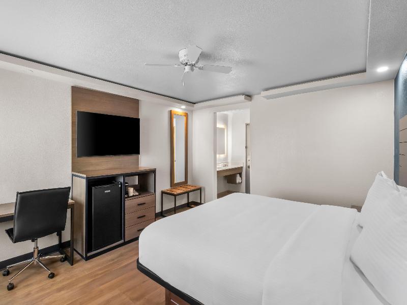 Baymont by Wyndham Arlington At Six Flags Dr image