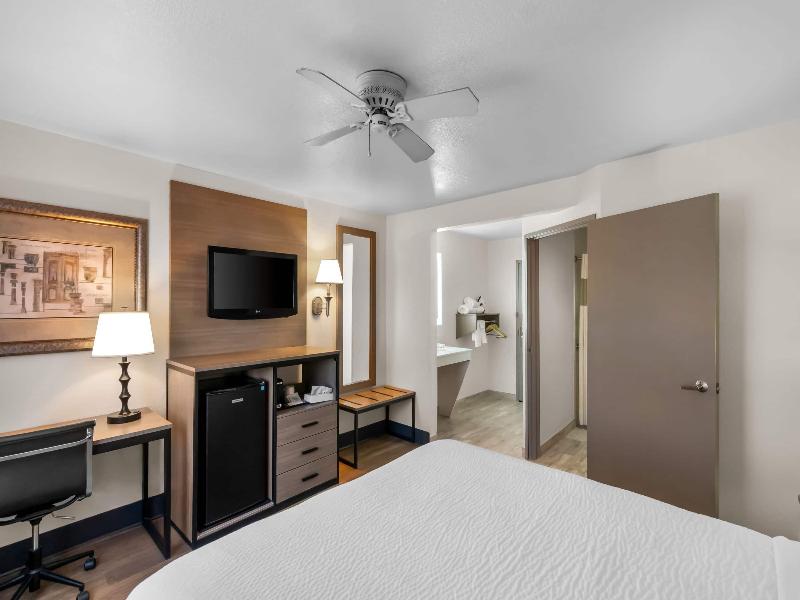 Baymont by Wyndham Arlington At Six Flags Dr image