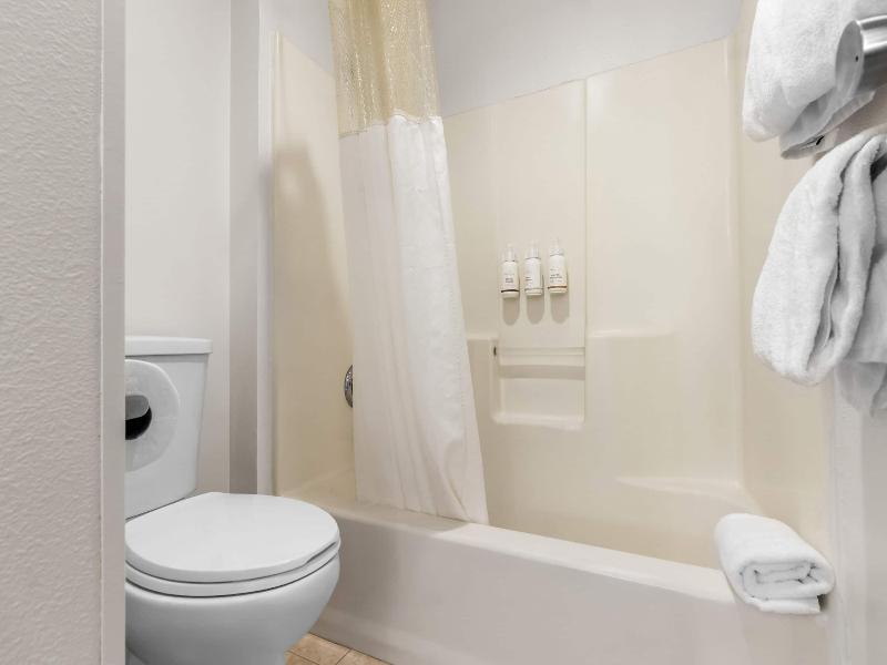 Baymont by Wyndham Arlington At Six Flags Dr image