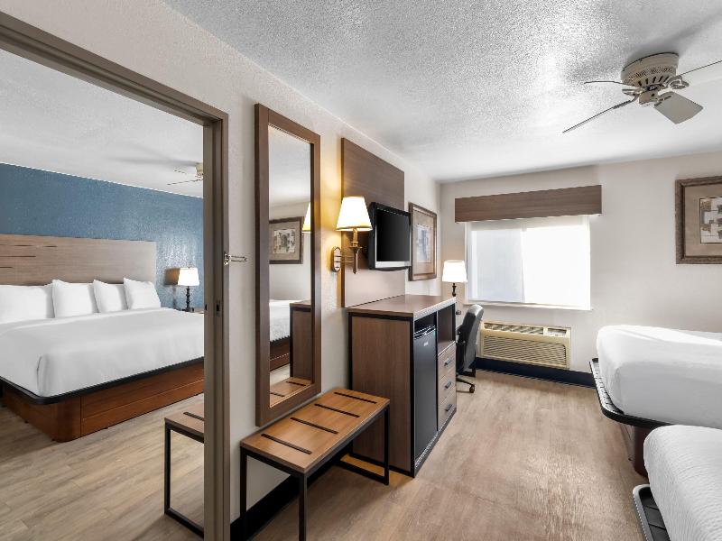 Baymont by Wyndham Arlington At Six Flags Dr image