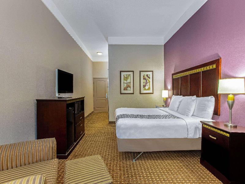 La Quinta Inn & Suites Cleburne image