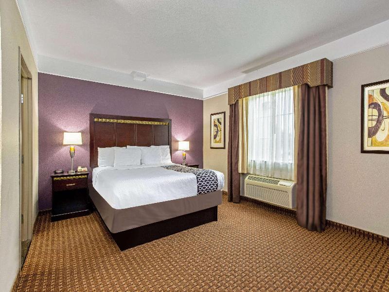 La Quinta Inn & Suites Cleburne image