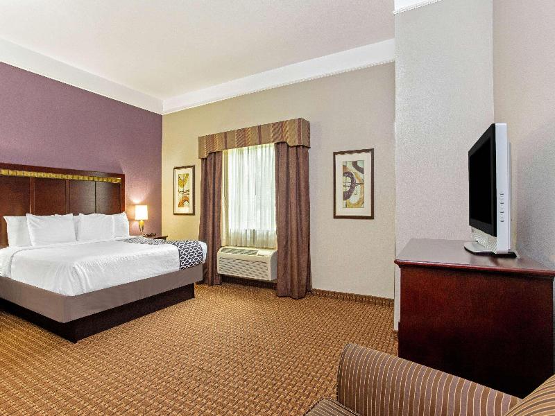 La Quinta Inn & Suites Cleburne image