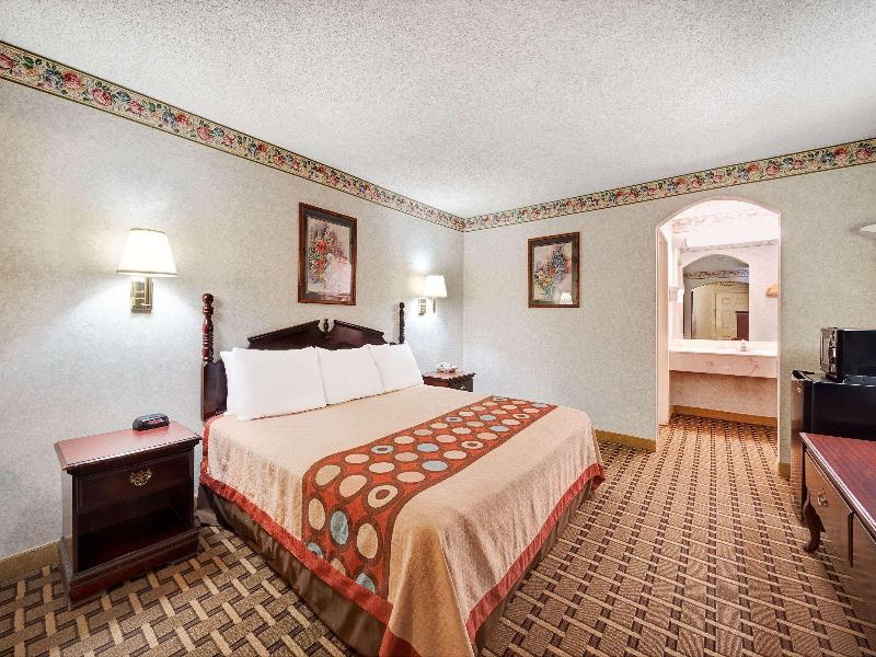 Super 8 by Wyndham Dallas South image