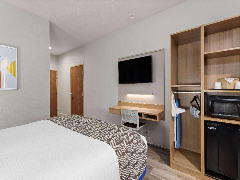 Microtel Inn & Suites By Wyndham Zephyrhills image
