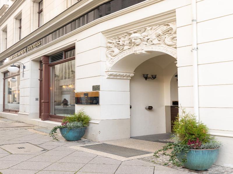 Akzent Am Goldenen Strauss image