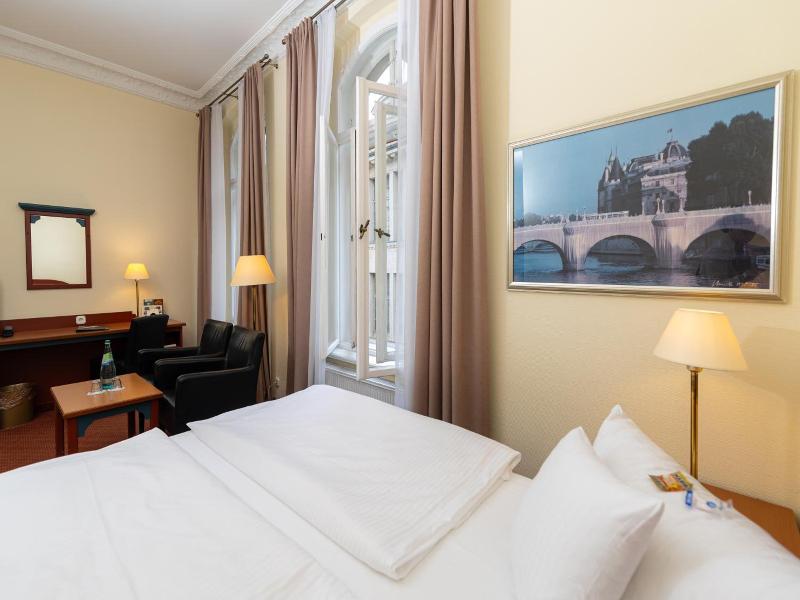 Akzent Am Goldenen Strauss image