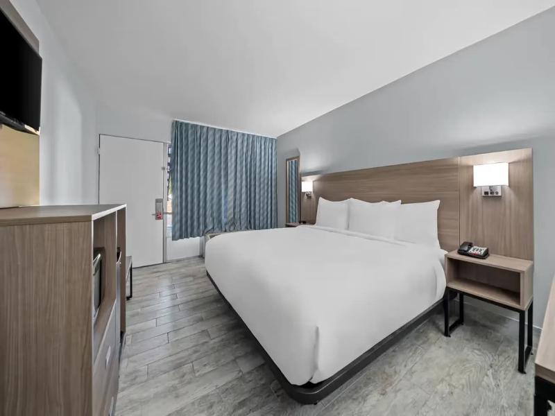 Econo Lodge Daytona Beach - Speedway image