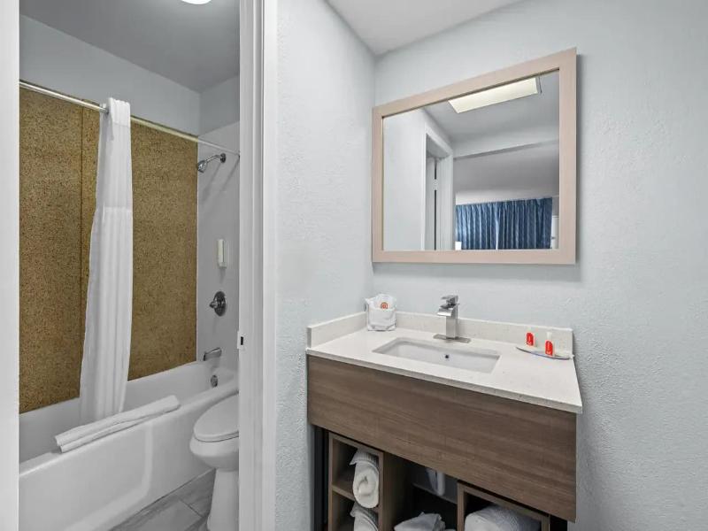 Econo Lodge Daytona Beach - Speedway image