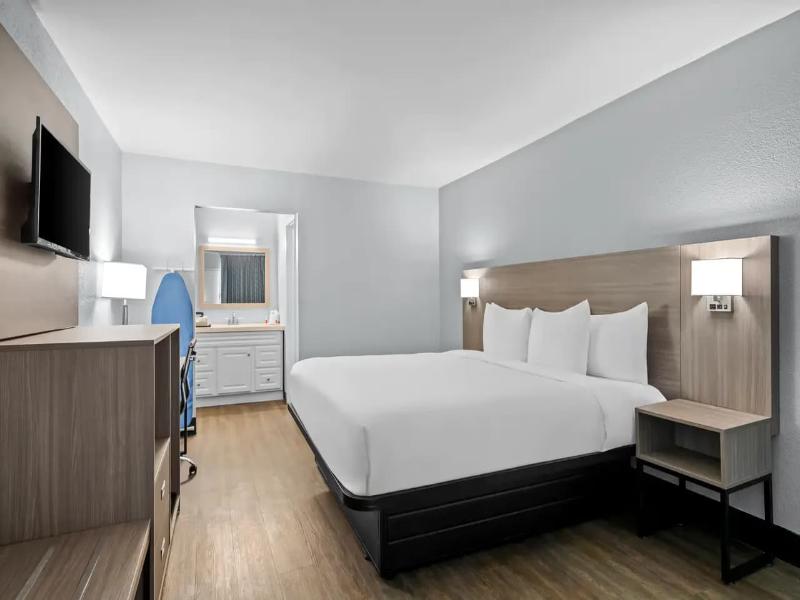 Econo Lodge Daytona Beach - Speedway image