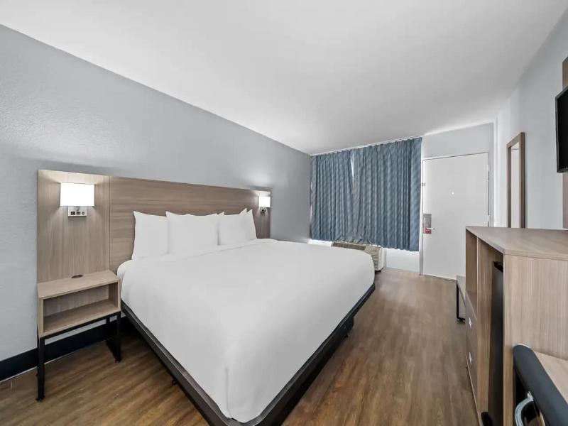 Econo Lodge Daytona Beach - Speedway image