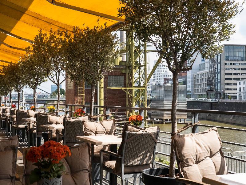 Courtyard Duesseldorf Hafen image