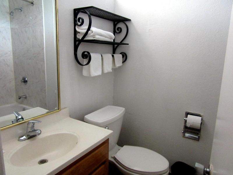 Budget Host Inn Arlington image