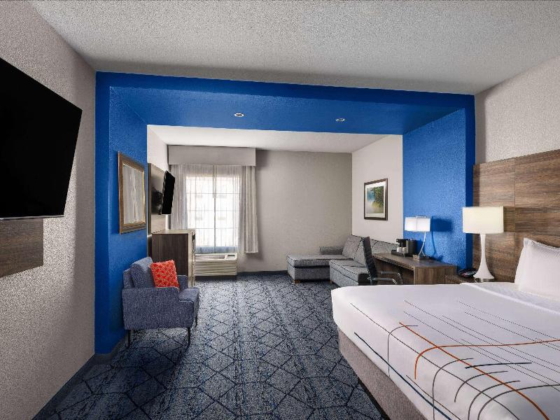 La Quinta Inn & Suites Denton University Drive image