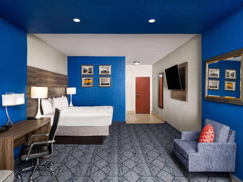 La Quinta Inn & Suites Denton University Drive image
