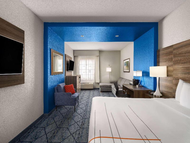 La Quinta Inn & Suites Denton University Drive image