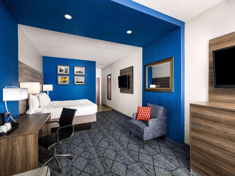 La Quinta Inn & Suites Denton University Drive image