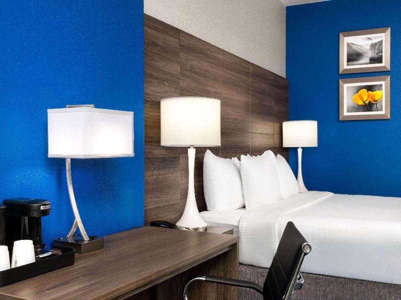 La Quinta Inn & Suites Denton University Drive image