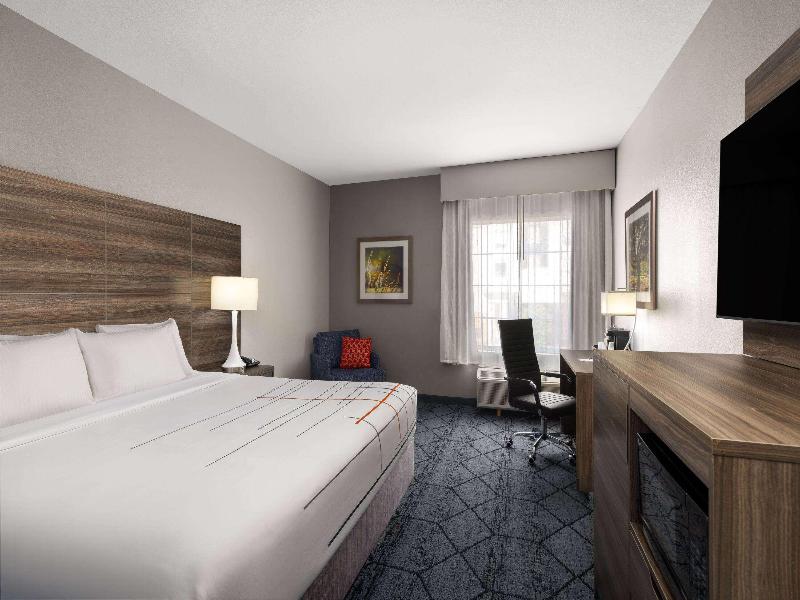 La Quinta Inn & Suites Denton University Drive image