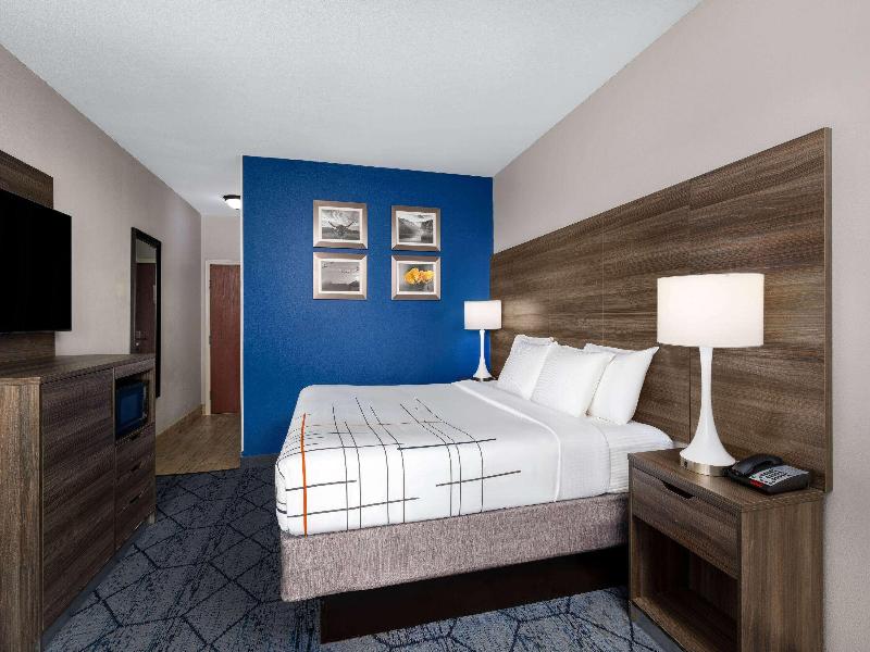 La Quinta Inn & Suites Denton University Drive image