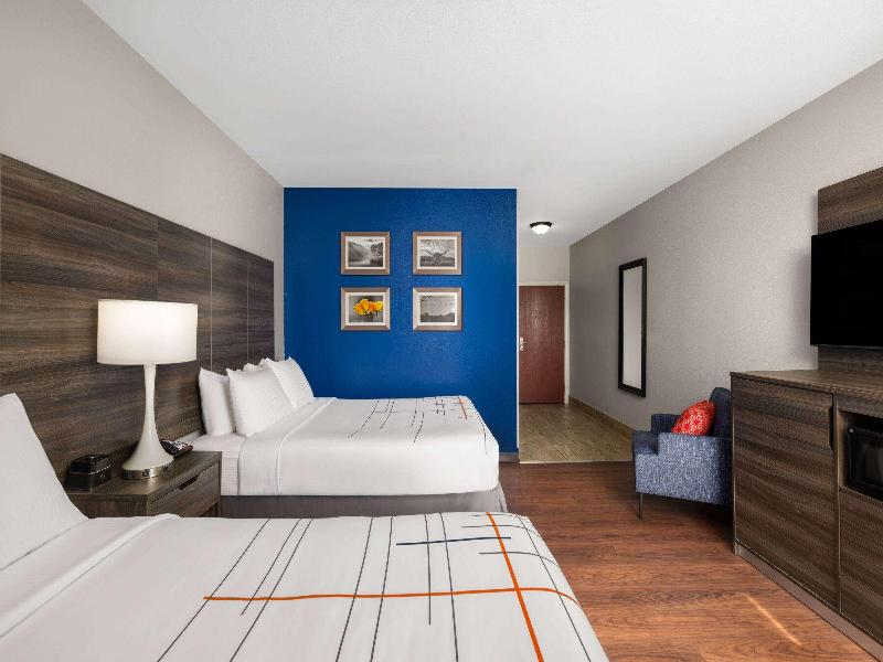 La Quinta Inn & Suites Denton University Drive image