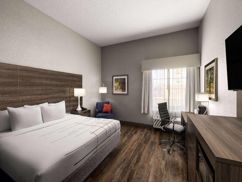 La Quinta Inn & Suites Denton University Drive image