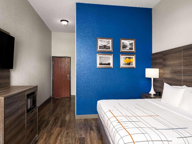 La Quinta Inn & Suites Denton University Drive image