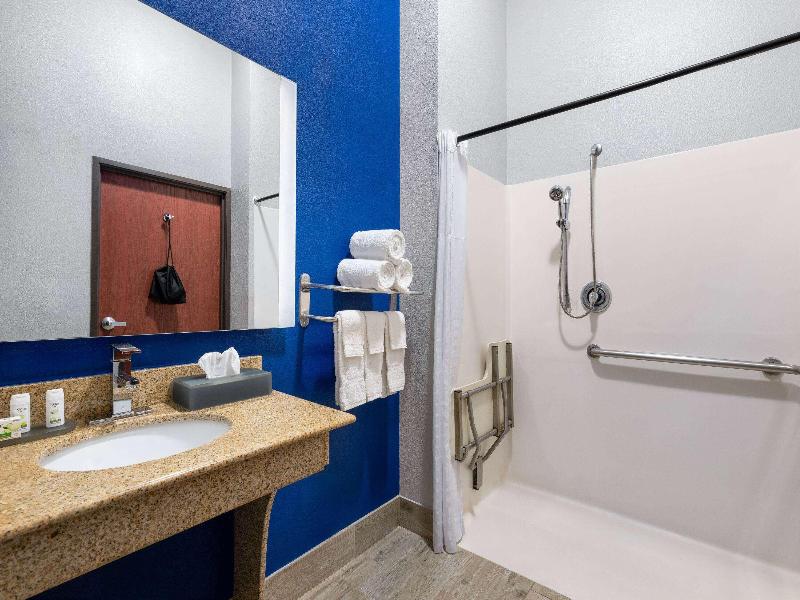 La Quinta Inn & Suites Denton University Drive image