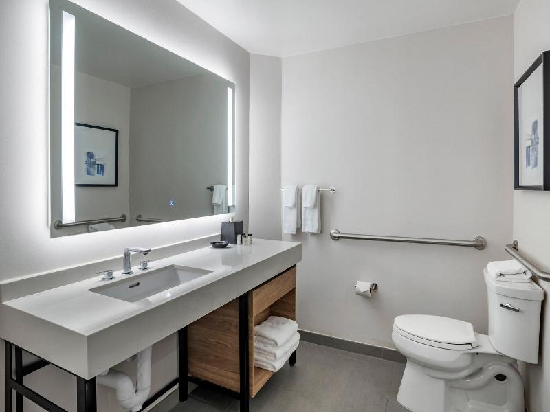 Sheraton Suites Wilmington image