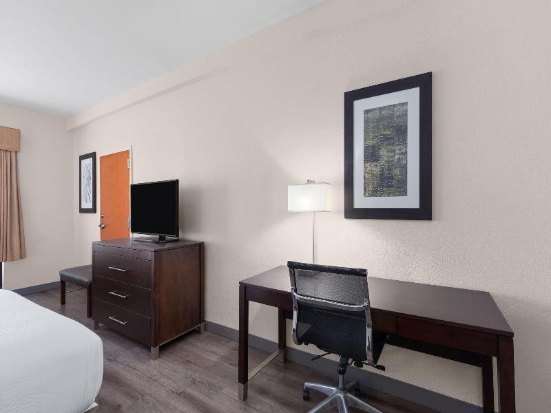 Wingate By Wyndham Destin image