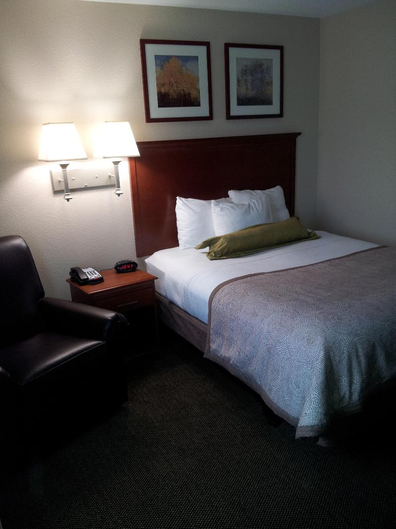 Candlewood Suites Fredericksburg 4