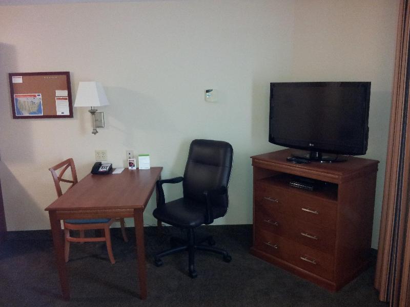 Candlewood Suites Fredericksburg 3