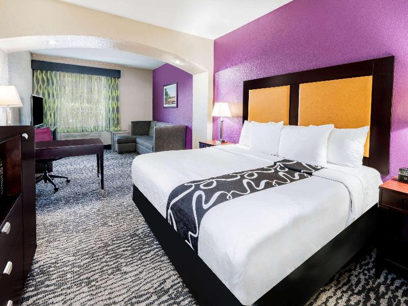 La Quinta Inn & Suites DFW Airport West - Bedford image