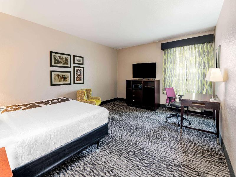 La Quinta Inn & Suites DFW Airport West - Bedford image