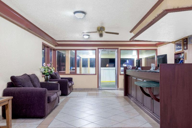 Travelodge by Wyndham Dodge City