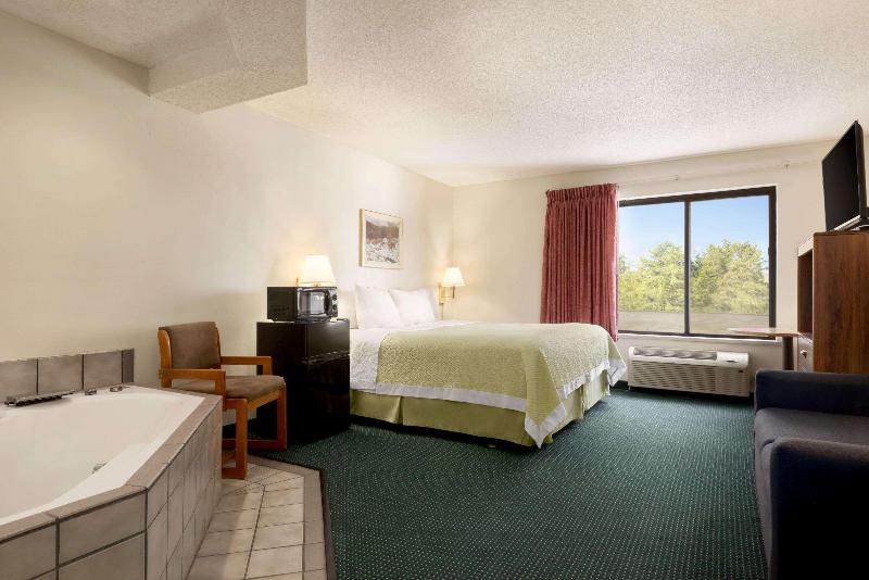 Days Inn By Wyndham Eagle River image 7