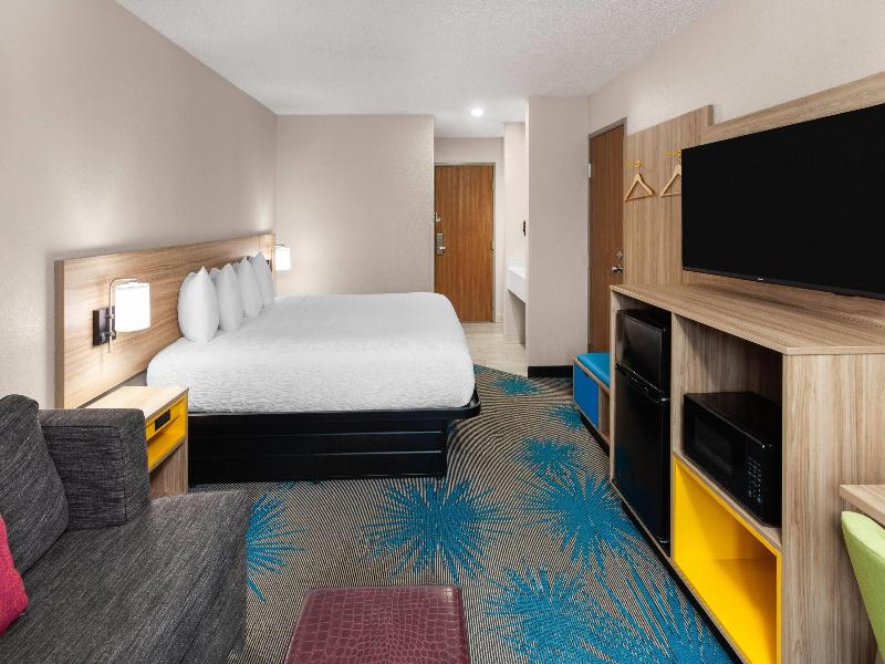 Days Inn By Wyndham Eagle River image