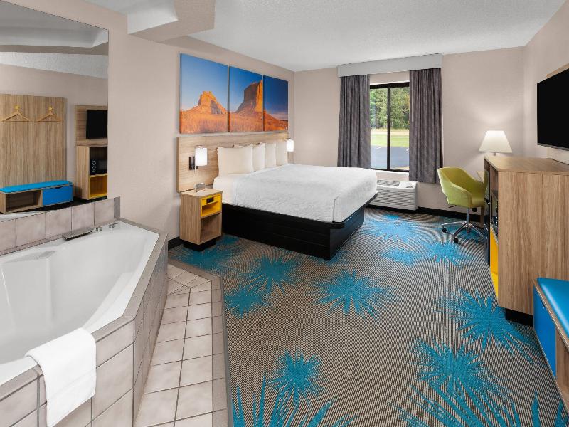 Days Inn By Wyndham Eagle River image