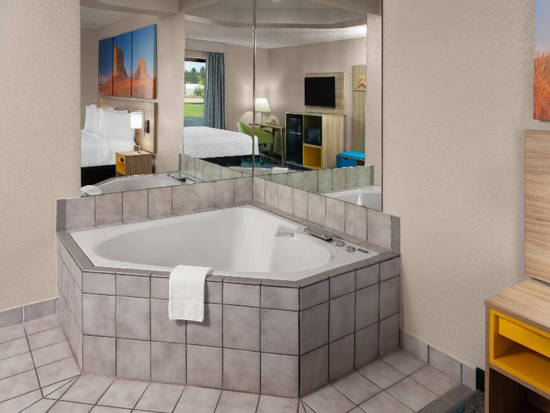 Days Inn By Wyndham Eagle River image