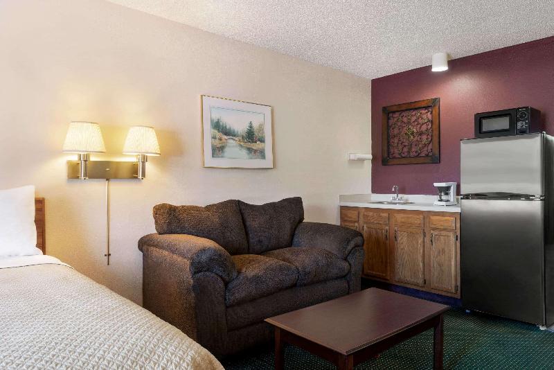 Days Inn By Wyndham Eagle River image