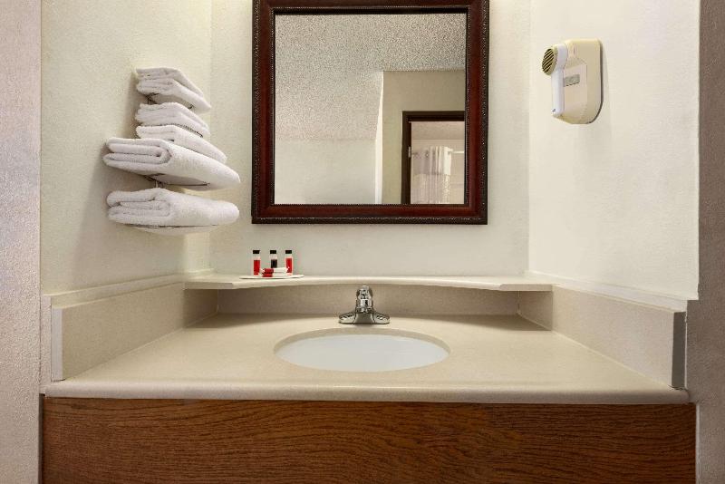 Days Inn By Wyndham Eagle River image 5