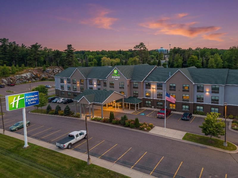 Holiday Inn Express & Suites Marquette image