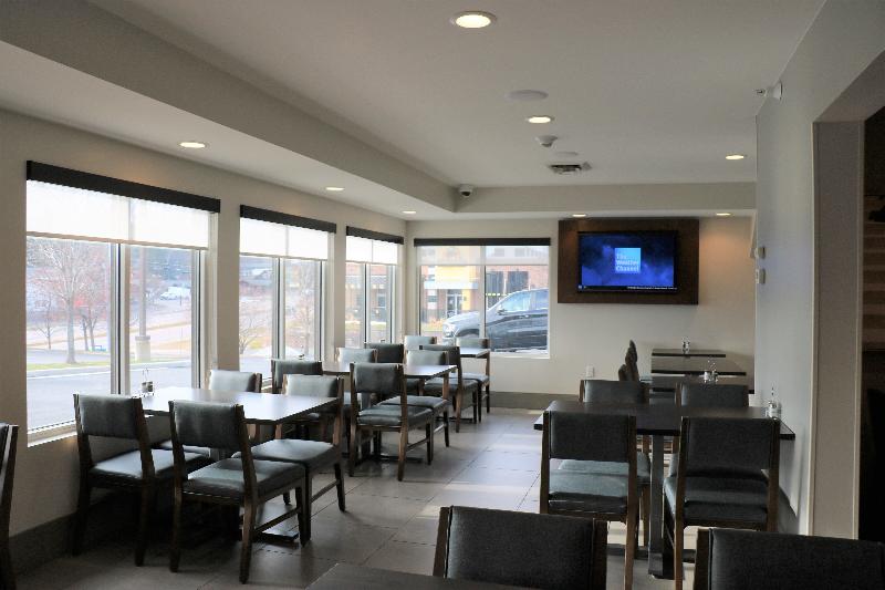 Holiday Inn Express & Suites Marquette image