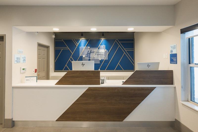 Holiday Inn Express & Suites Marquette image