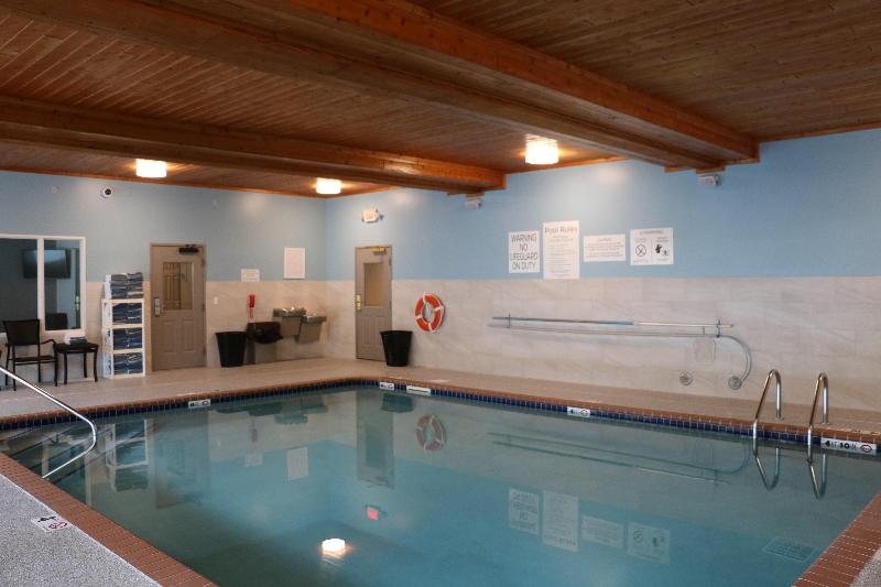 Holiday Inn Express & Suites Marquette image