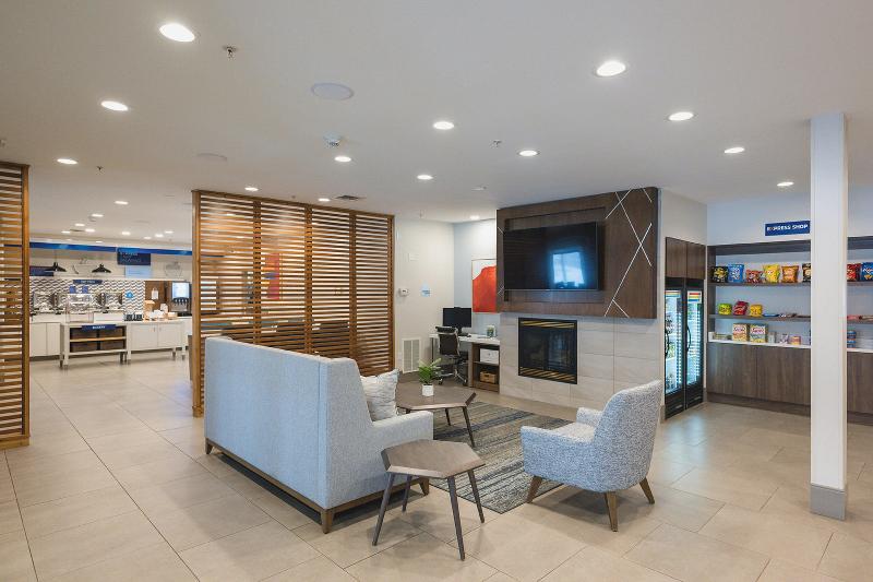 Holiday Inn Express & Suites Marquette image