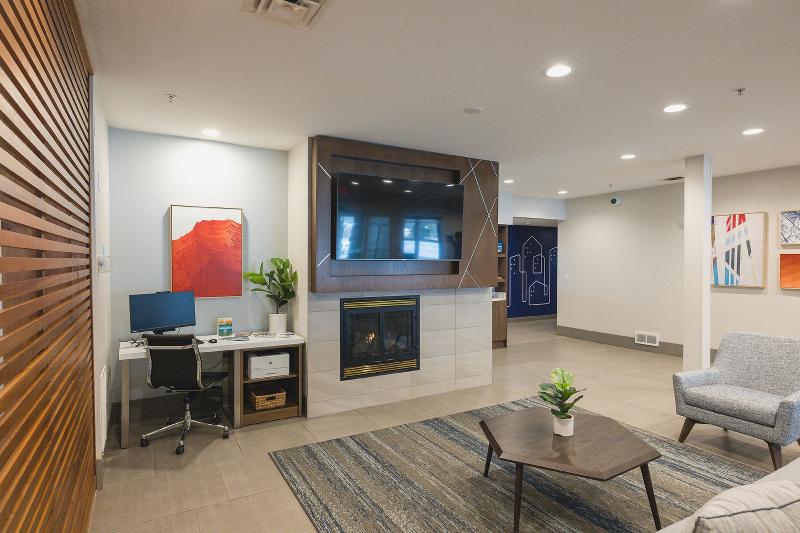 Holiday Inn Express & Suites Marquette image