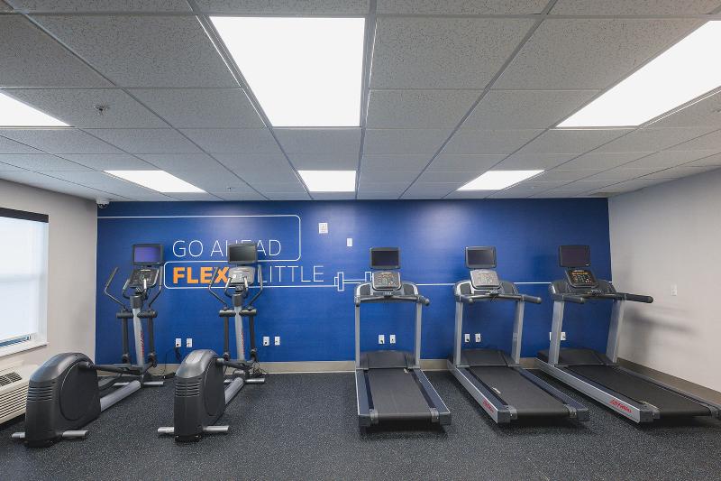 Holiday Inn Express & Suites Marquette image