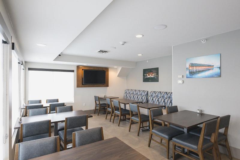Holiday Inn Express & Suites Marquette image