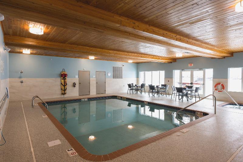 Holiday Inn Express & Suites Marquette image